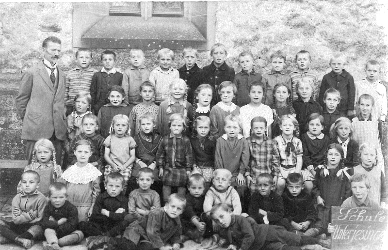 Oberlehrer Mönch 1929 m. Schulklasse